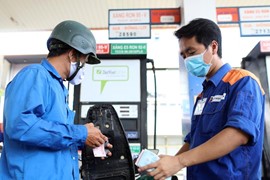 Giá xăng tăng mạnh, RON 95 gần đến mốc 26.000 đồng/lít