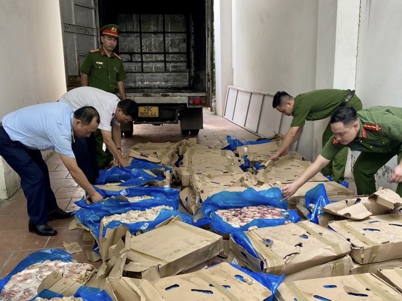 Lực lượng chức năng Hà Nội thu giữ trên 1 tấn cánh gà đông lạnh không rõ nguồn gốc