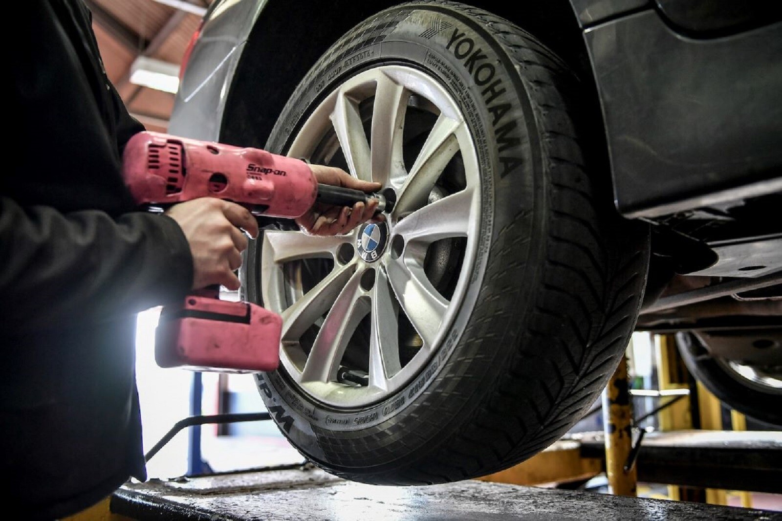 Có cần thay cả cặp lốp ô tô hay không?