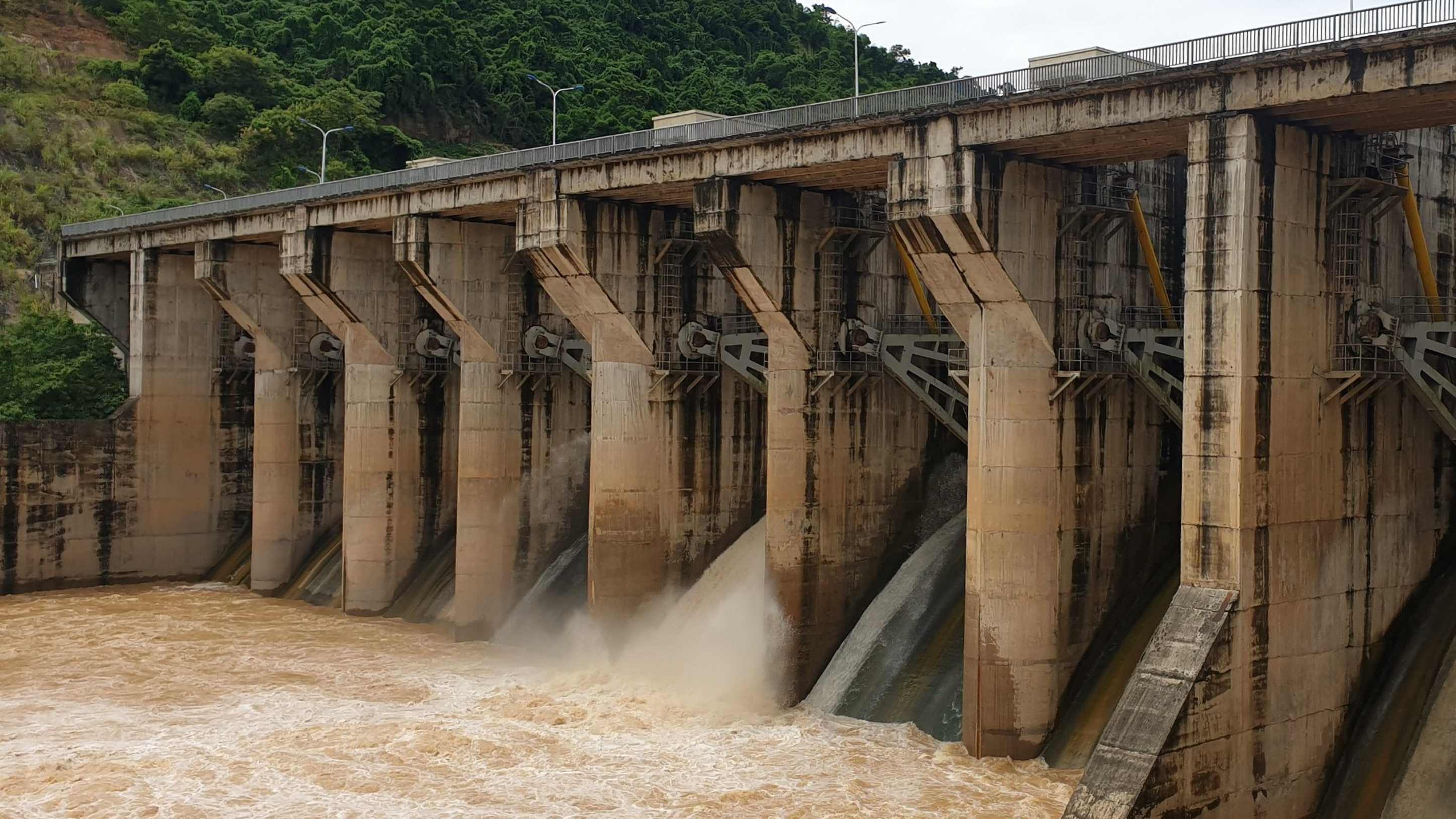 Mực nước hồ thủy điện ngày 26/9: Nhiều thủy điện miền Trung thông báo xả tràn, miền Bắc hồ chứa ít nước