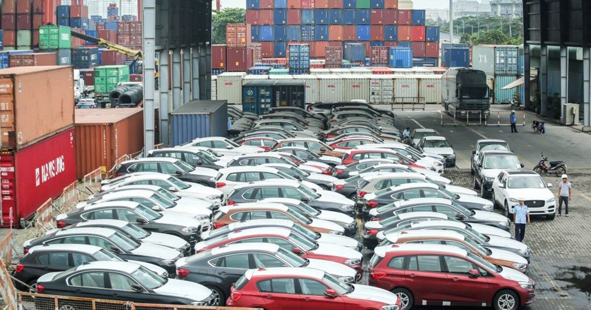Chuẩn bị cho mùa bán hàng cuối năm, ô tô nhập khẩu ồ ạt chảy về Việt Nam