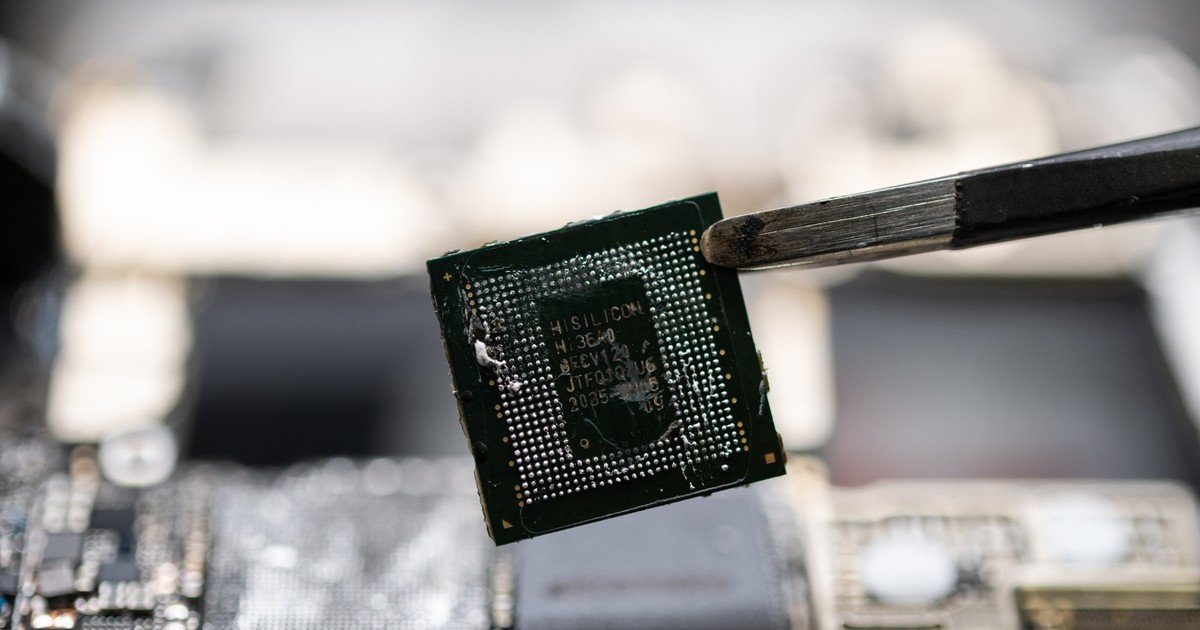 Mỹ "soi" con chip trong mẫu điện thoại mới nhất của Huawei