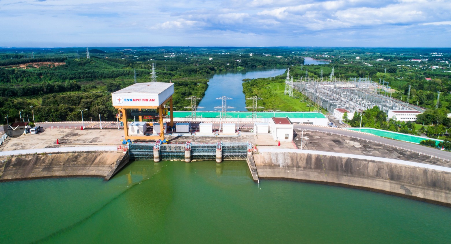Trong 11 ngày xả tràn liên tiếp đợt này, hồ thủy điện Trị An đã xả 5.700 m3/s nước qua đập về hạ du